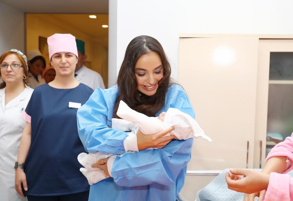 Heydər Əliyev Fondunun vitse-prezidenti Leyla Əliyeva 3 nömrəli Şəhər Klinik Xəstəxanasının doğum şöbəsində olub - FOTO