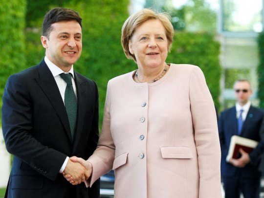 Zelenski Merkeldən koronavirusa qarşı peyvənd istədi