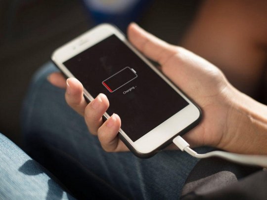 iOS 14.2 istifadəçiləri öz cihazlarındakı enerjinin sürətlə bitməsindən şikayətlənirlər