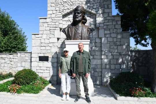 Prezident İlham Əliyev və birinci xanım Mehriban Əliyeva Molla Pənah Vaqifin Şuşada büstünün açılışında iştirak ediblər - FOTO