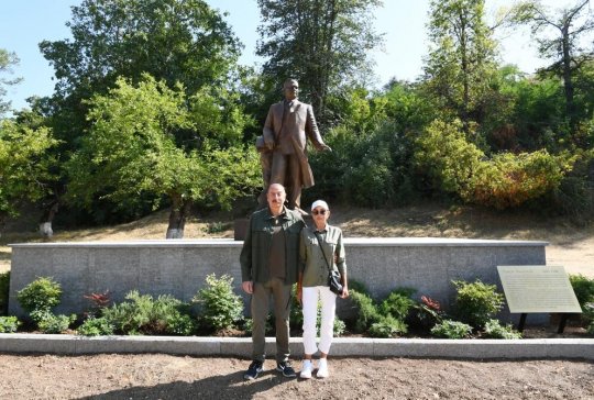 Prezident İlham Əliyev və birinci xanım Mehriban Əliyeva Şuşada Üzeyir Hacıbəylinin heykəlinin açılışında iştirak ediblər - FOTO