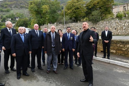 Prezident İlham Əliyev Tuğ kəndində ictimaiyyət nümayəndələri ilə səmimi söhbət edib - FOTO