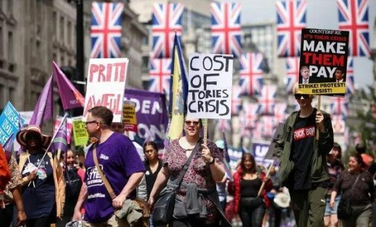 Londonda aksiya: Maaşlar artsın, ödənişlər azalsın!