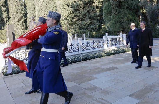 Cevdet Yılmaz Ulu Öndərin məzarını ziyarət edib -