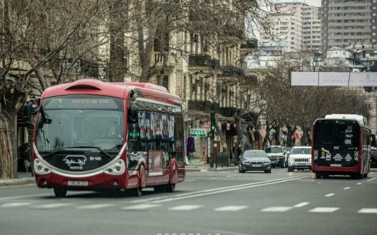 Bakıda sərnişin avtobusu qəza törətdi - VİDEO